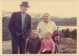Ingrid og Petter Seppola med to av sine mange barnebarn, Evelyn og Roger. Bildet er tatt i 1976
